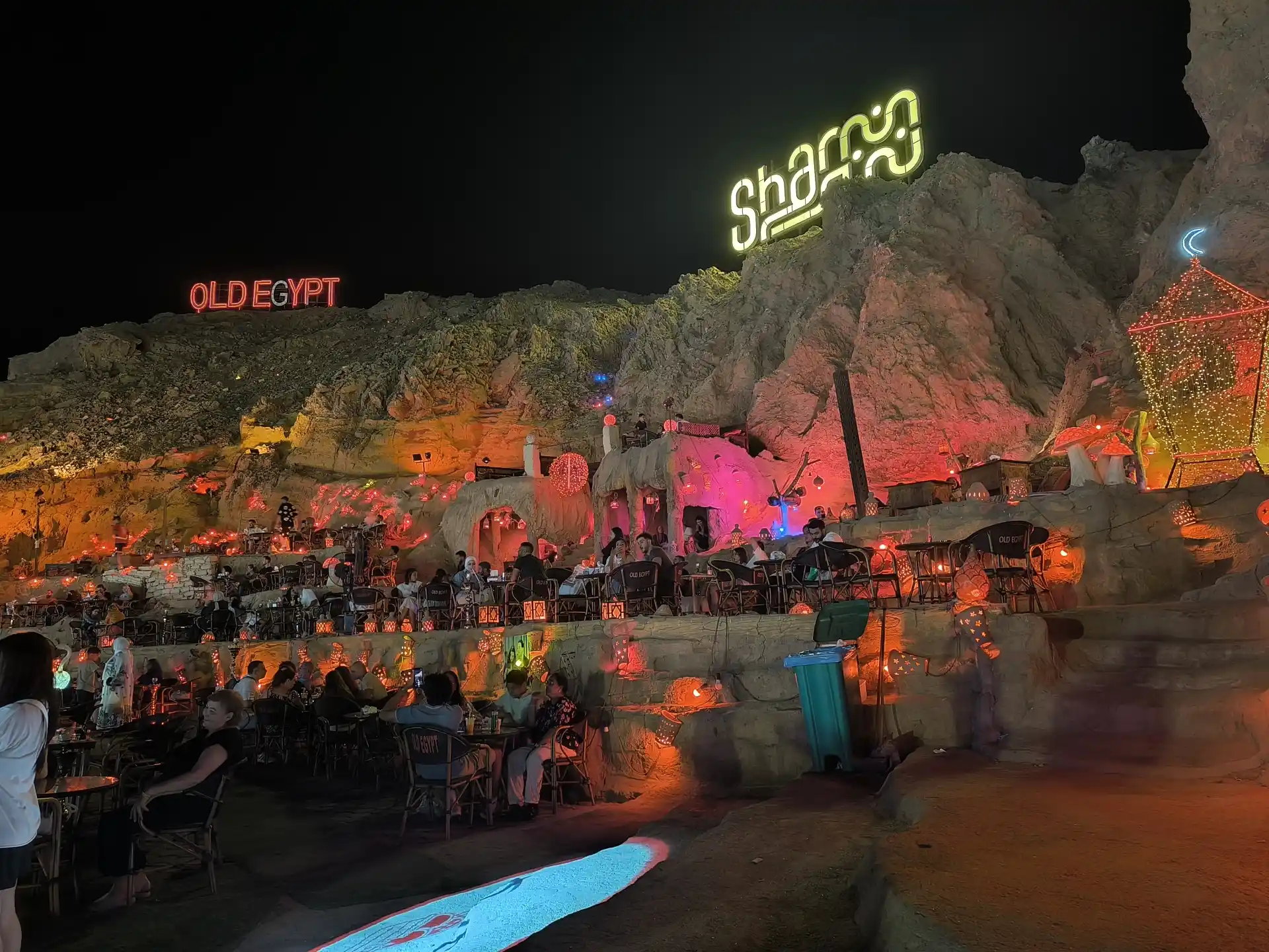 Wieczorny widok na rozświetlone Old Egypt i Sharm El Sheikh z restauracjami oraz klimatyczną atmosferą