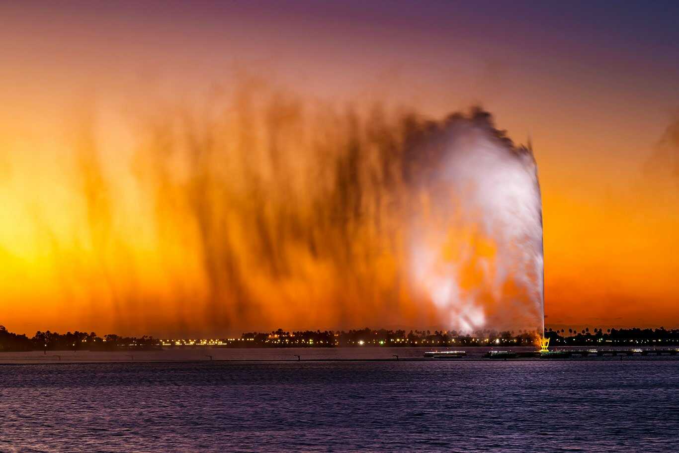 Ogromna fontanna tryskająca wodą w zatoce morza czerwonego w Arabi Saudyjskiej