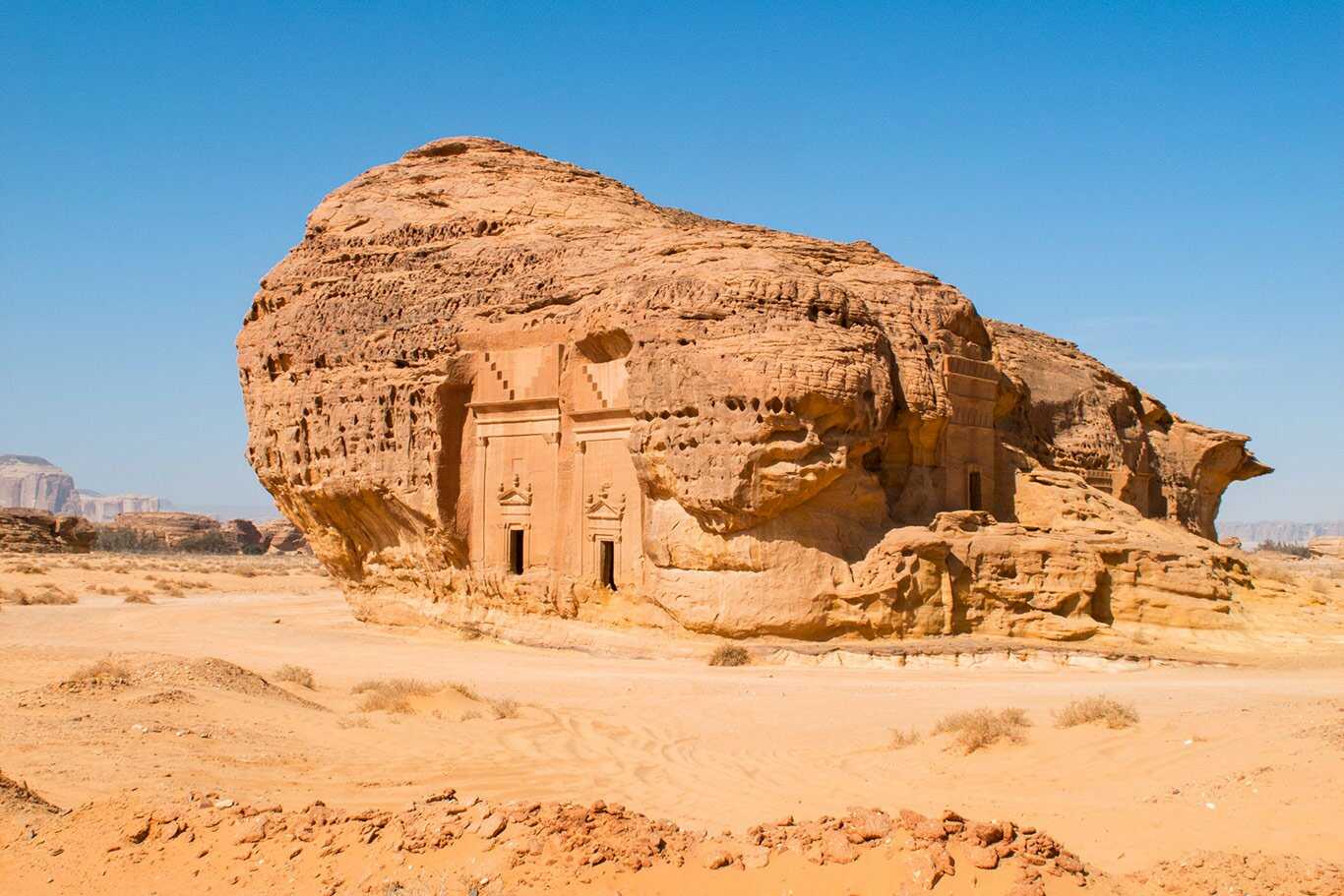 Duża skała w wyżeźbionymi drzwiami w Arabi Saudyjskiej.