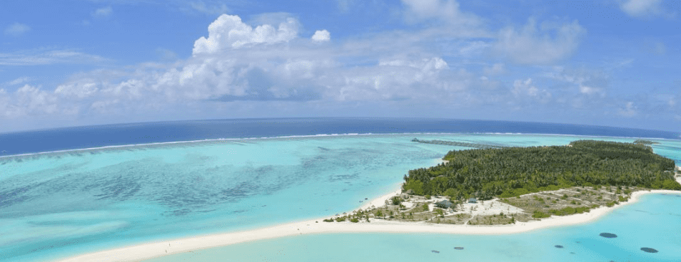 Widok wyspy na Malediwach z lotu ptaka