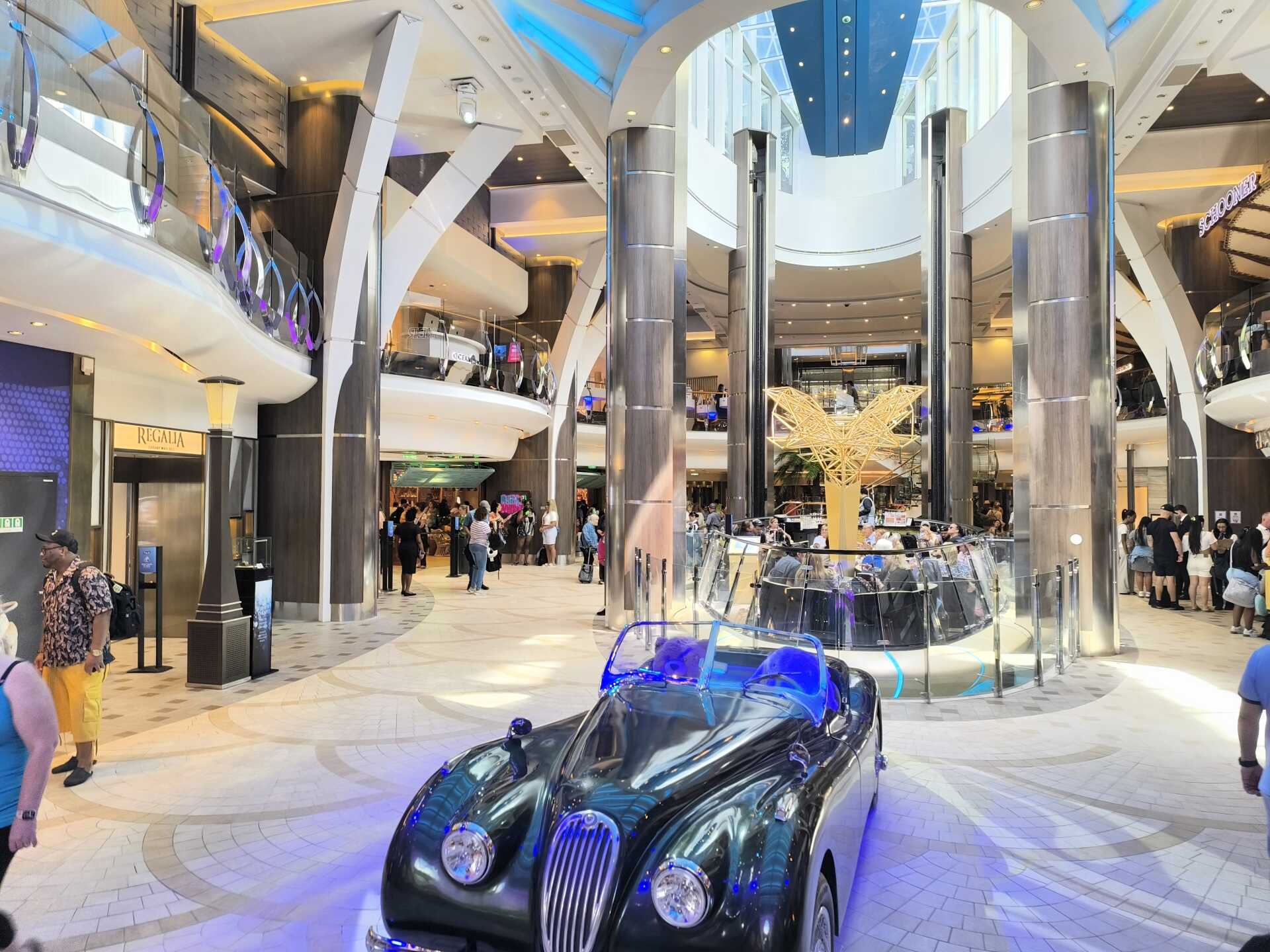 Galeria handlowa wewnatrz statku