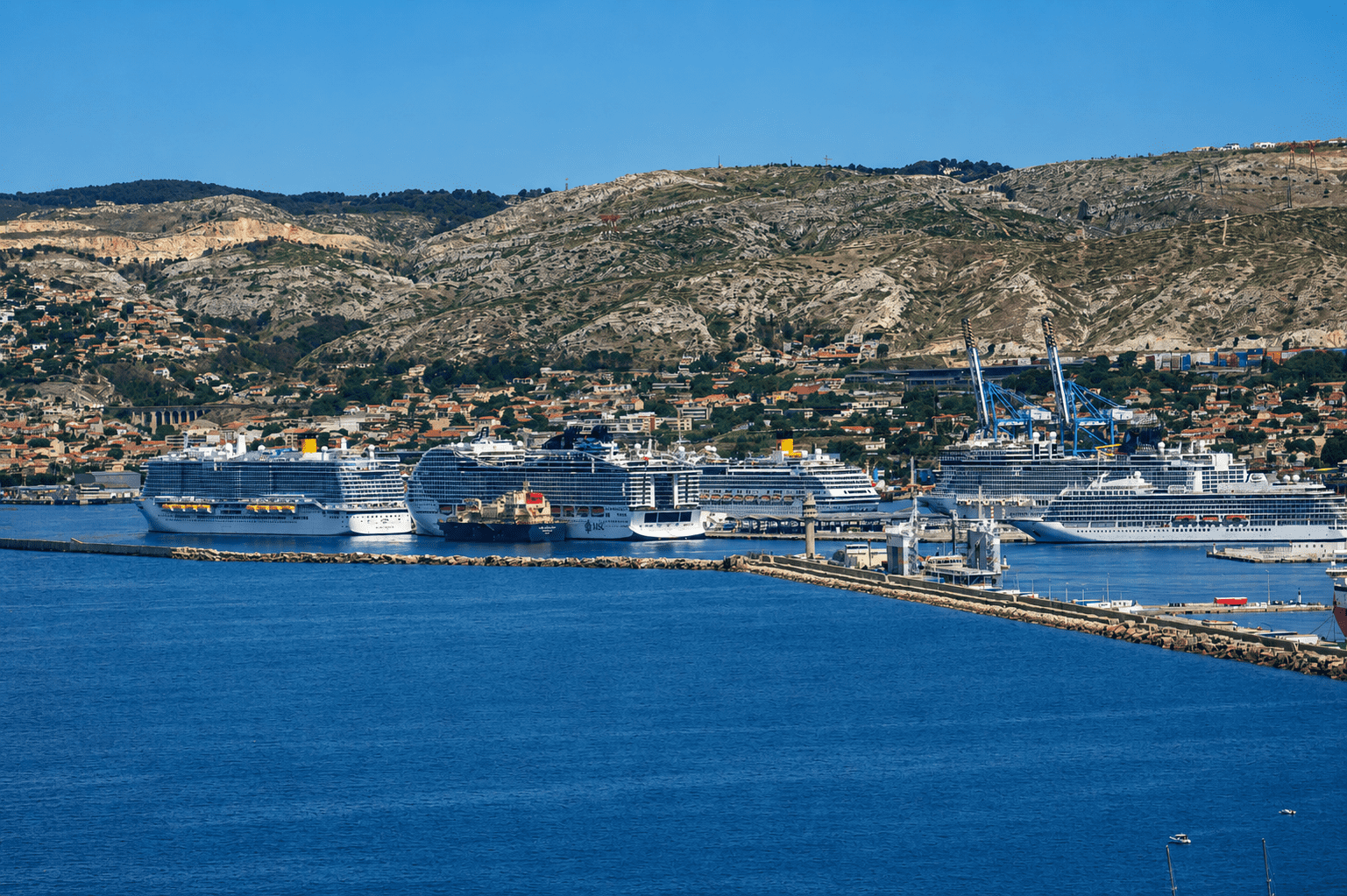 Port z wielkimi statkami wycieczkowymi