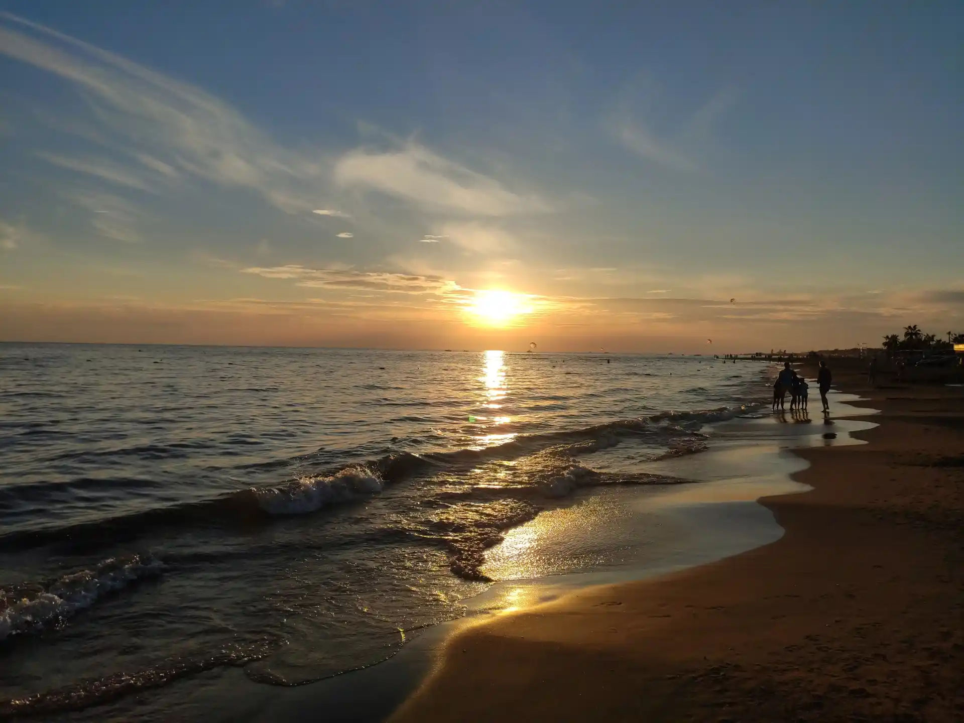 Zachód słońca nad plażą w Turcji z falami Morza Śródziemnego
