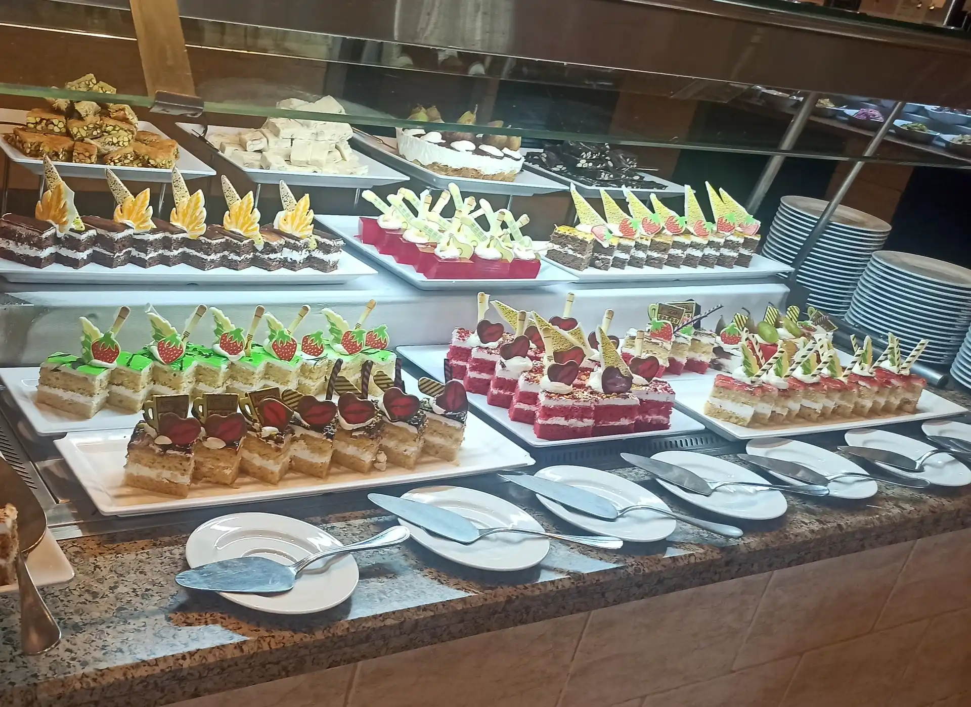 Bufet z tureckimi słodkościami i kolorowymi deserami w hotelowej restauracji