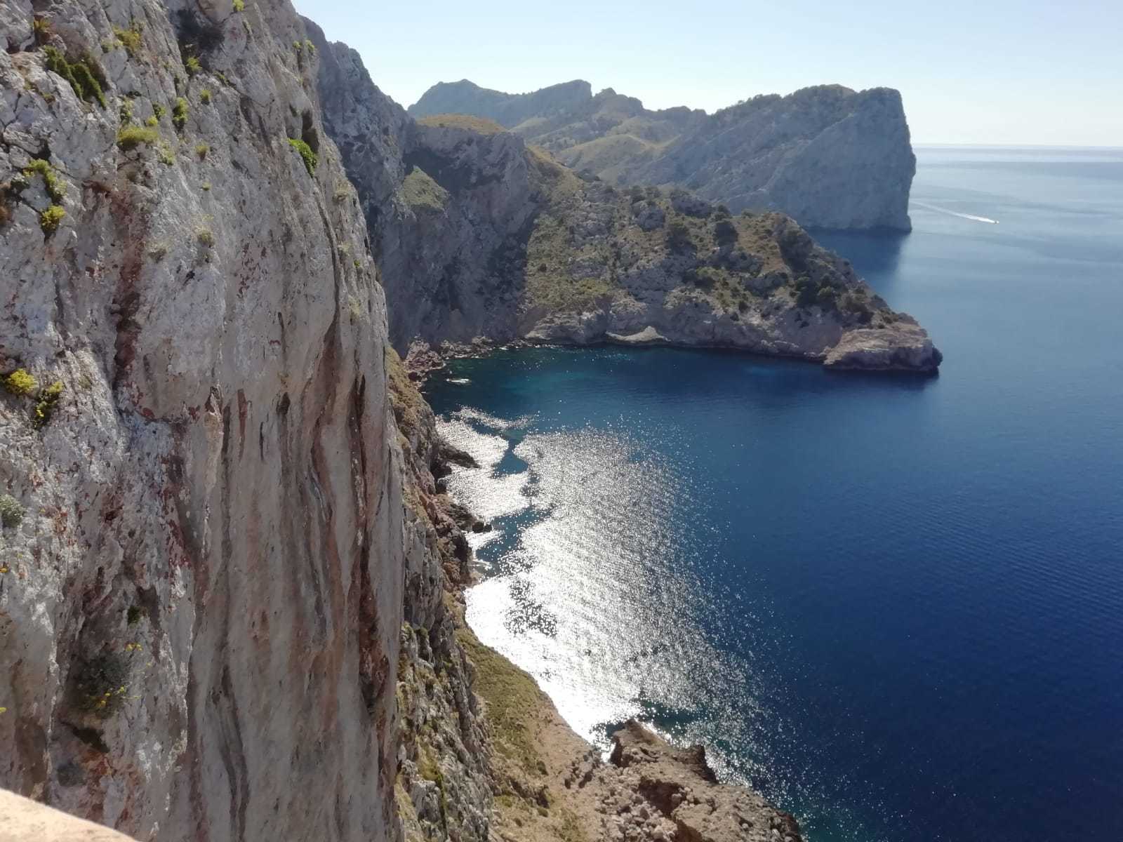 Urwisko skalne i lazuwrowa woda w około.