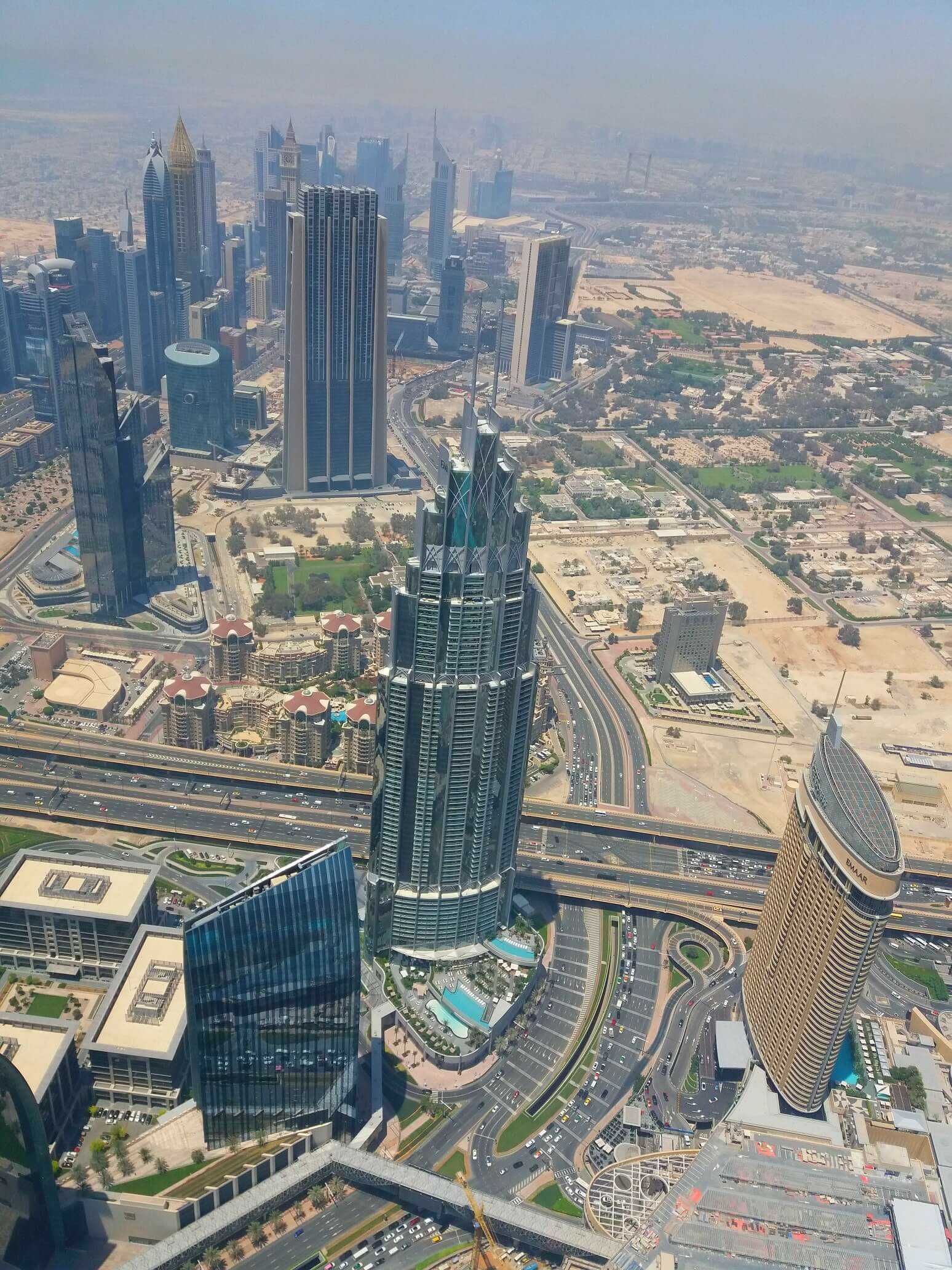 widok na miasto Dubaj z wysokiej windy. 